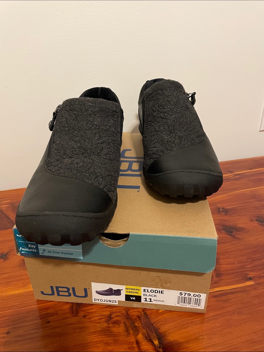 NWT Womens 11M JBU Quilted Slip-On Walking Shoes.